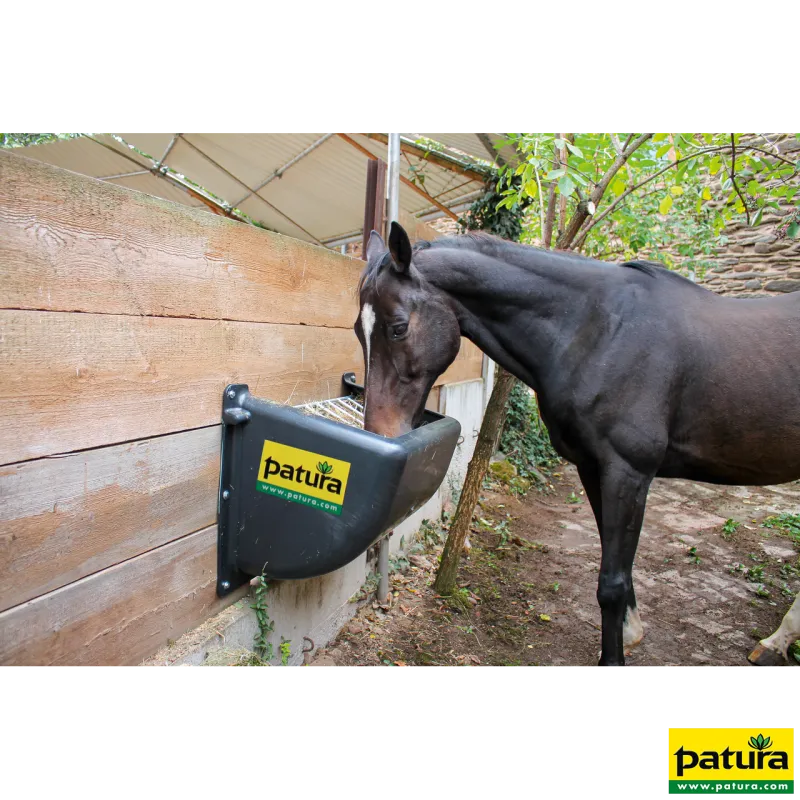 Auge en plastique alimentation lente pour chevaux 140 lLe slow-feeder est une auge avec passage de tête contenant un volume de 140 litres, spécialement conçue pour l'alimentation du cheval.Grâce à la grille rabattable intégrée, le rempissage est particulièrement simple et silencieux.333195