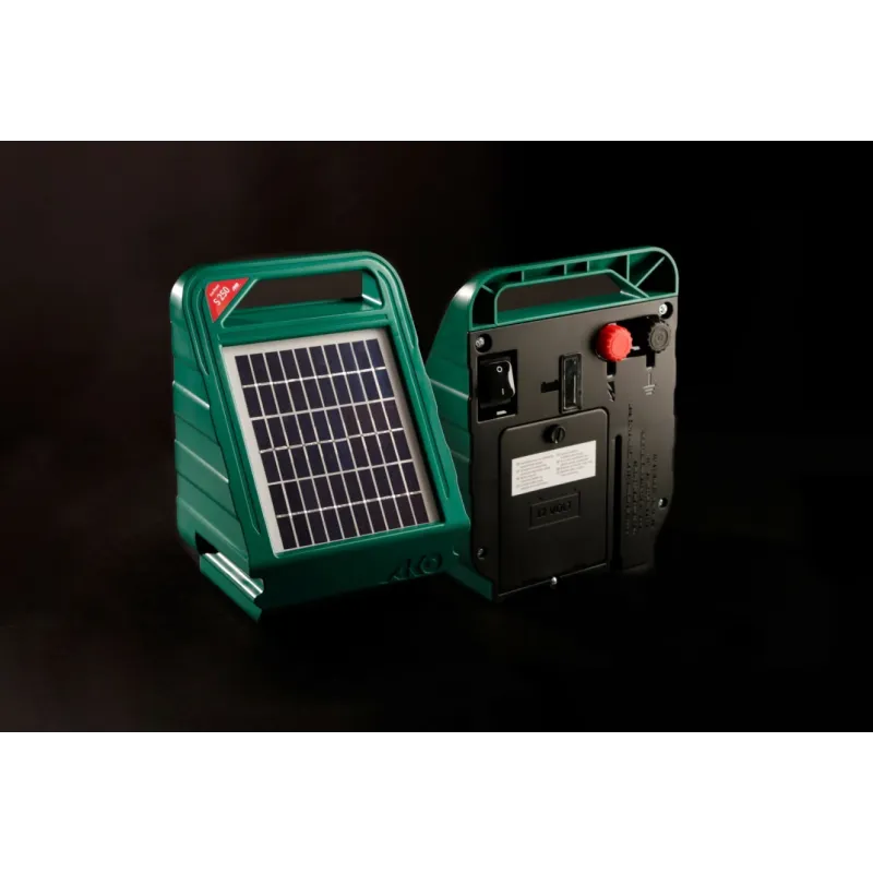 Sun Power S 250 avec module solaire 3WEfficace, robuste, durable : AKO Sun Power S 250. La batterie 12 volts fournie et le panneau solaire de 3 watts installé à demeure, associés à la gestion intelligente de la batterie et au circuit à faible consommation d’énergie, permettent un fonctionnement continu sans entretien pendant la principale saison de pâturage.La poignée de transport intégrée au boîtier et le canal de positionnement pour le montage sur piquet permettent un alignement optimal, en tous lieux.372920