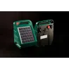 Sun Power S 250 avec module solaire 3WEfficace, robuste, durable : AKO Sun Power S 250. La batterie 12 volts fournie et le panneau solaire de 3 watts installé à demeure, associés à la gestion intelligente de la batterie et au circuit à faible consommation d’énergie, permettent un fonctionnement continu sans entretien pendant la principale saison de pâturage.La poignée de transport intégrée au boîtier et le canal de positionnement pour le montage sur piquet permettent un alignement optimal, en tous lieux.372920