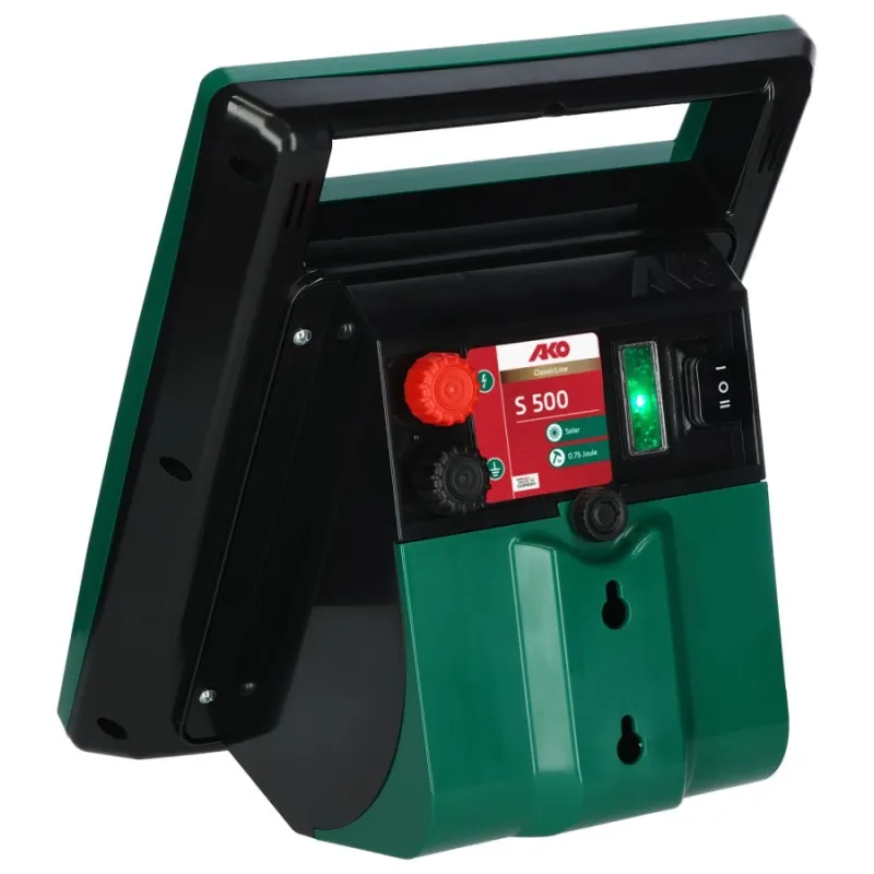Sun Power S 500 avec module solaire 8WEfficace, robuste, durable : AKO Sun Power S 500. La batterie 12 volts fournie et le panneau solaire de 8 watts installé à demeure, associés à la gestion intelligente de la batterie et au circuit à faible consommation d’énergie, permettent un fonctionnement continu sans entretien pendant la principale saison de pâturage.La poignée de transport intégrée au boîtier et le canal de positionnement pour le montage sur piquet permettent un alignement optimal, en tous lieux.372949