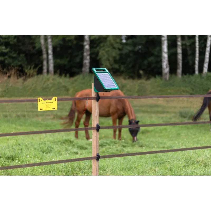Sun Power S 500 avec module solaire 8WEfficace, robuste, durable : AKO Sun Power S 500. La batterie 12 volts fournie et le panneau solaire de 8 watts installé à demeure, associés à la gestion intelligente de la batterie et au circuit à faible consommation d’énergie, permettent un fonctionnement continu sans entretien pendant la principale saison de pâturage.La poignée de transport intégrée au boîtier et le canal de positionnement pour le montage sur piquet permettent un alignement optimal, en tous lieux.372949