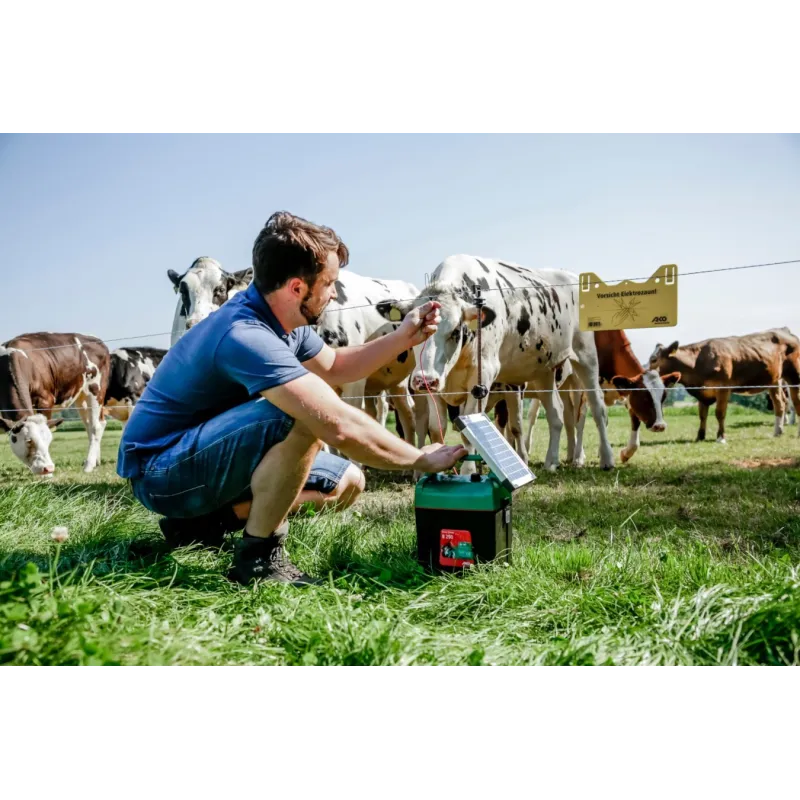 Power Shock B 290 électrificateur 9/12 V l'AKO Power Shock B 290, avec une énergie de stockage de 0,45 J et une tension de 10,500 V, convient pour des clôtures sans végétation jusqu'à 5 km. INFO : désherbez régulièrement pour éviter les dérivations et augmenter la sécurité du pâturage.372040