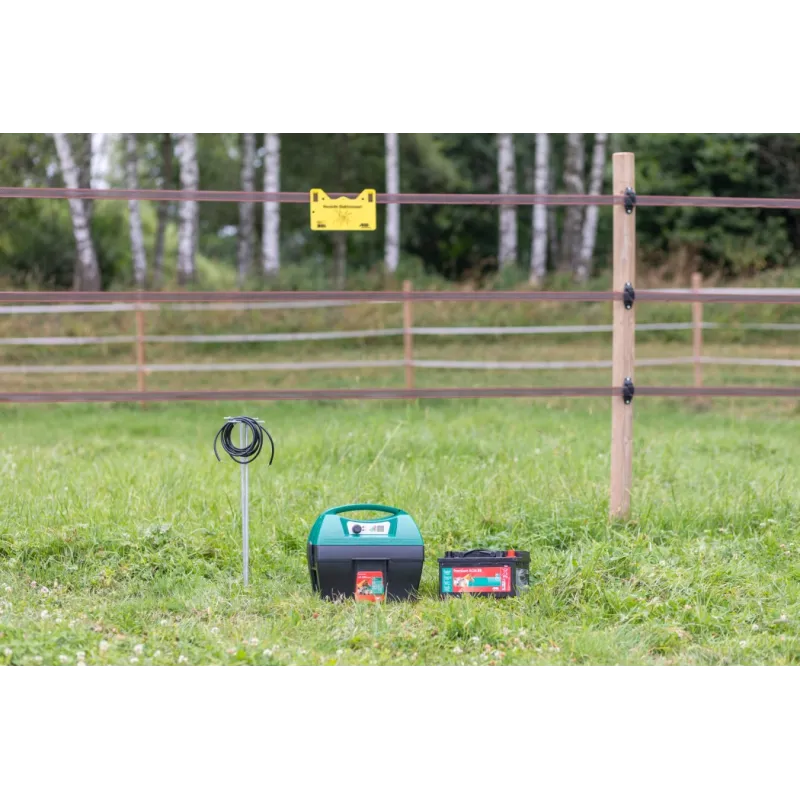 Mobil Power AD 3000 digital électrificateur 12 VAvec une énergie de stockage de 5,70 J et une tension de 10 800 V, l'AKO Mobil Power AD 3000 numérique convient aux clôtures jusqu'à 30 km sans végétation. INFO : éliminez régulièrement la végétation afin d'éviter les décharges et d'augmenter la sécurité du troupeau.372291