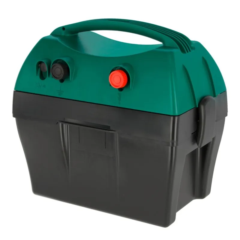 Mobil Power A1200 multi électrificateur 9/12/230 Vl'AKO Mobil Power A 1200 dispose d'une énergie de stockage de 2,10 J et d'une tension de 10 700 V. Il convient aux clôtures jusqu'à 10 km sans végétation. INFO : éliminez régulièrement la végétation afin d'éviter les dérivations et d'augmenter la sécurité du pâturage372121