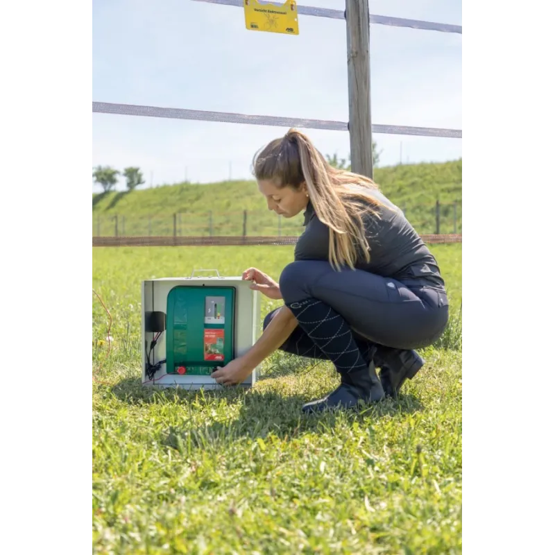 Mobil Power AN 6000 digital électrificateur 12 Vl'AKO Mobil Power AN 6000 offre une énergie de stockage de 7 J et une tension de 12 000 V. Idéal pour les clôtures jusqu'à 40 km sans végétation. INFO : l'élimination régulière de la végétation augmente la sécurité du troupeau grâce à de faibles décharges372555